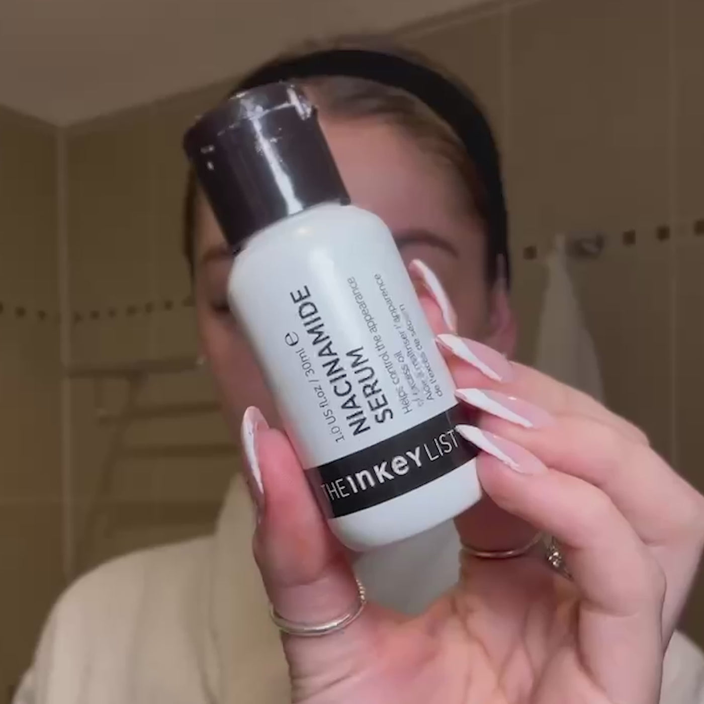 woman applying Niacinamide